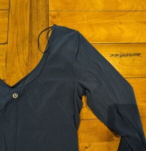 Lululemon Size 10 Nylon long Sleeve Navy Shirt